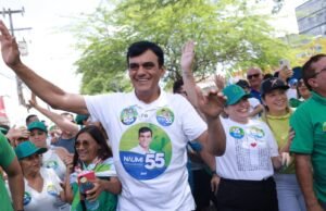 Prefeito de Caucaia, Naumi Amorim, nomeia parentes e secretário envolvido em escândalo para cargos na gestão