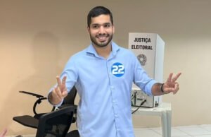 André Fernandes vota e destaca campanha “volumosa” e com apoio voluntário