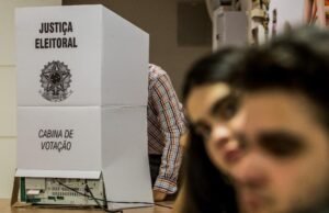 Fim da reeleição para prefeito, governador e presidente tem votação adiada no Senado