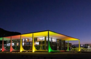 Praça dos Três Poderes é isolada após explosões em frente ao STF