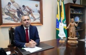 Elmano envia para Alece proposta de jornada especial de trabalho a servidores com cônjuges, filhos ou dependentes com deficiência