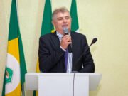 Ex-prefeito afastado por suspeita de corrupção reaparece em posse oficial em Quixadá