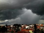 Cidades do Ceará devem ser atingidas por chuvas fortes de até 100 milímetros e ventos intensos, avisa Inmet