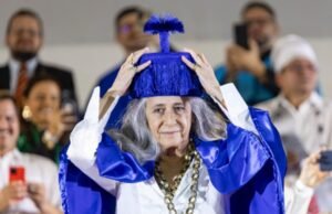 Maria Bethânia recebe o título de Doutora Honoris Causa pela UFC