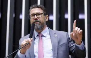 Deputado sugere proposta que acaba com feriados e pontos facultativos no Brasil