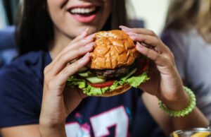 Dia do lixo: como essa dieta influencia na saúde das pessoas?