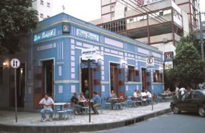 Bares e restaurantes registram leve queda nas vendas em outubro