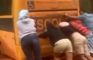 Estudantes empurram ônibus atolado para chegar ao local de prova do Enem 2024