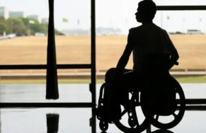 Lula sanciona regras mais rígidas para conceder BPC e veta trecho que excluía deficiências leves