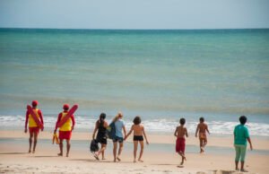 Fortaleza tem 21 trechos próprios para banho neste fim de semana