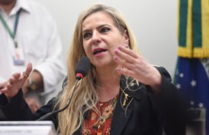 Luizianne diz que cogitou sair do PT e afirma que “problema só piorou de lá para cá”