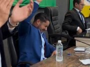 Ex-catador de lixo é empossado prefeito sob aplausos de vereador e da população