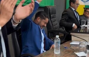 Ex-catador de lixo é empossado prefeito sob aplausos de vereador e da população