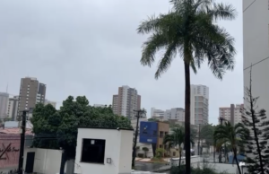 Céu nublado marca o amanhecer deste domingo em Fortaleza