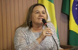 Elíria Queiroz toma posse como primeira prefeita reeleita de Ibaretama