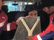 Jovem prende piercing do nariz em cadeira do trabalho e fica presa