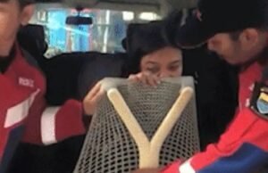 Jovem prende piercing do nariz em cadeira do trabalho e fica presa