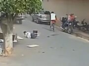 Homem cai de caminhão de mudança após guarda-roupa bater em árvore no Ceará