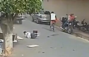 Homem cai de caminhão de mudança após guarda-roupa bater em árvore no Ceará