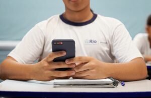 Governo regulamenta lei que restringe uso de celular na escola