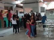 Escola de Ibaretama coloca forró para alunos se distraírem após proibição de celular