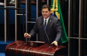 Anistia a golpistas não é assunto dos brasileiros, diz Alcolumbre