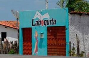 Homem tenta pagar serviços sexuais com pacotes de café e causa tumulto em cabaré