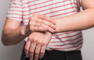 Rizartrose causa dores nos polegares e atinge mais as mulheres