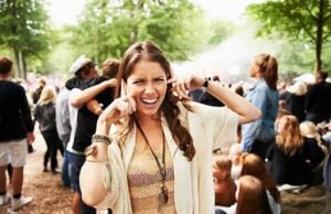 Dia Mundial da Audição: especialista reforça os cuidados com a audição durante o carnaval