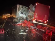 Colisão frontal entre carreta e caminhão baú deixa dois mortos e um ferido em Pacajus
