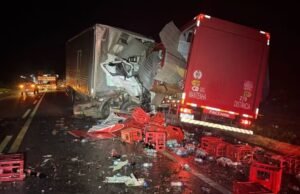 Colisão frontal entre carreta e caminhão baú deixa dois mortos e um ferido em Pacajus