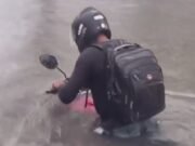 Chuva de 172,4 mm em Aquiraz deixa carros e motos parcialmente submersos e diversos pontos de alagamento