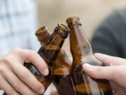 Consumo excessivo de álcool e energético pode causar danos ao coração