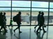 Voo com brasileiros deportados dos EUA pousa em Fortaleza