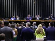 Deputados aprovam aumento de pena para quem der bebida alcoólica a menores