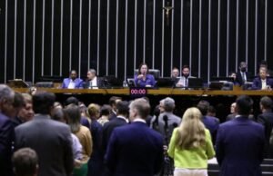 Deputados aprovam aumento de pena para quem der bebida alcoólica a menores