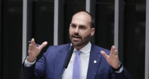 Ministério da Justiça demite Eduardo Bolsonaro da Polícia Federal por abandono de cargo