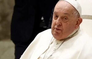 Papa Francisco faz primeira aparição após internação e agradece fiéis