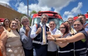 Prefeito de Banabuiú recebe nova ambulância para o SAMU 192