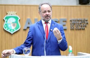 Acrísio Sena protocola projeto que propõe diretrizes para letramento digital nas escolas públicas do Ceará