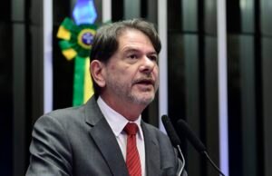 Cid diz que aliança de Ciro com PL é um assunto “constrangedor”