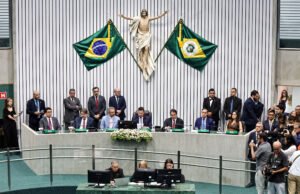Com presenças de ex-presidentes, parlamentares e autoridades, Alece realiza sessão solene de 190 anos da Casa