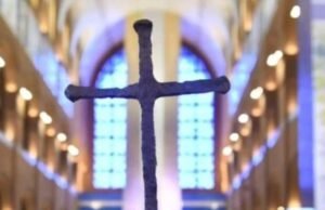 Cruz da primeira missa no Brasil chega a Fortaleza nesta sexta-feira, 25