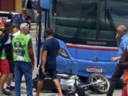 Acidente entre ônibus da Guanabara e moto mobiliza equipes de trânsito no Centro de Quixadá