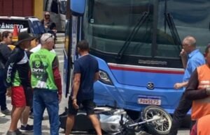 Acidente entre ônibus da Guanabara e moto mobiliza equipes de trânsito no Centro de Quixadá