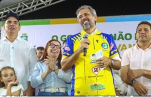 Governador Elmano promete reforma do Estádio Abilhão após acesso do Quixadá à Série A do Cearense