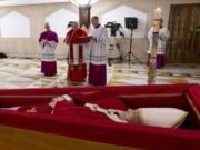 Vaticano divulga imagens de velório do Papa Francisco
