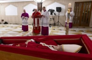 Vaticano divulga imagens de velório do Papa Francisco