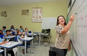 Prefeitura de Banabuiú assina ampliação da carga horária efetiva de professores