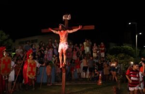 Senador Pompeu apresenta espetáculo “A Inigualável Paixão de Jesus Cristo”